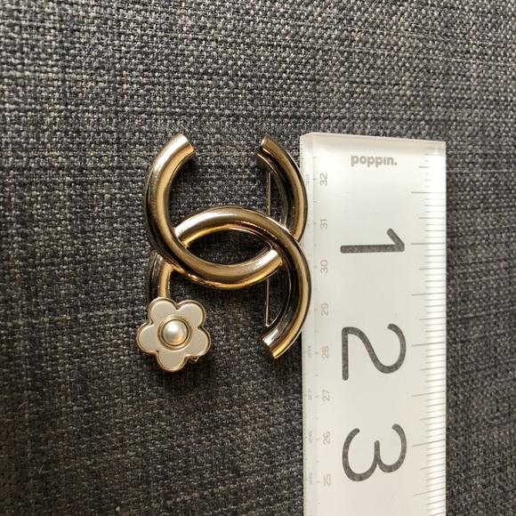 AUTH Chanel CC Silver Classic Brooch Camilla 🌸 - Picture 6 of 7